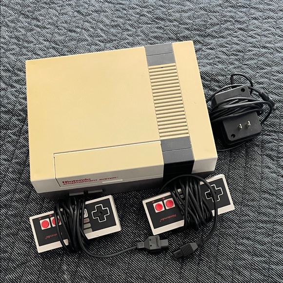 Vintage Nintendo Console w/Controllers and Games including Duck Hunt & Mario Bro - Picture 4 of 11